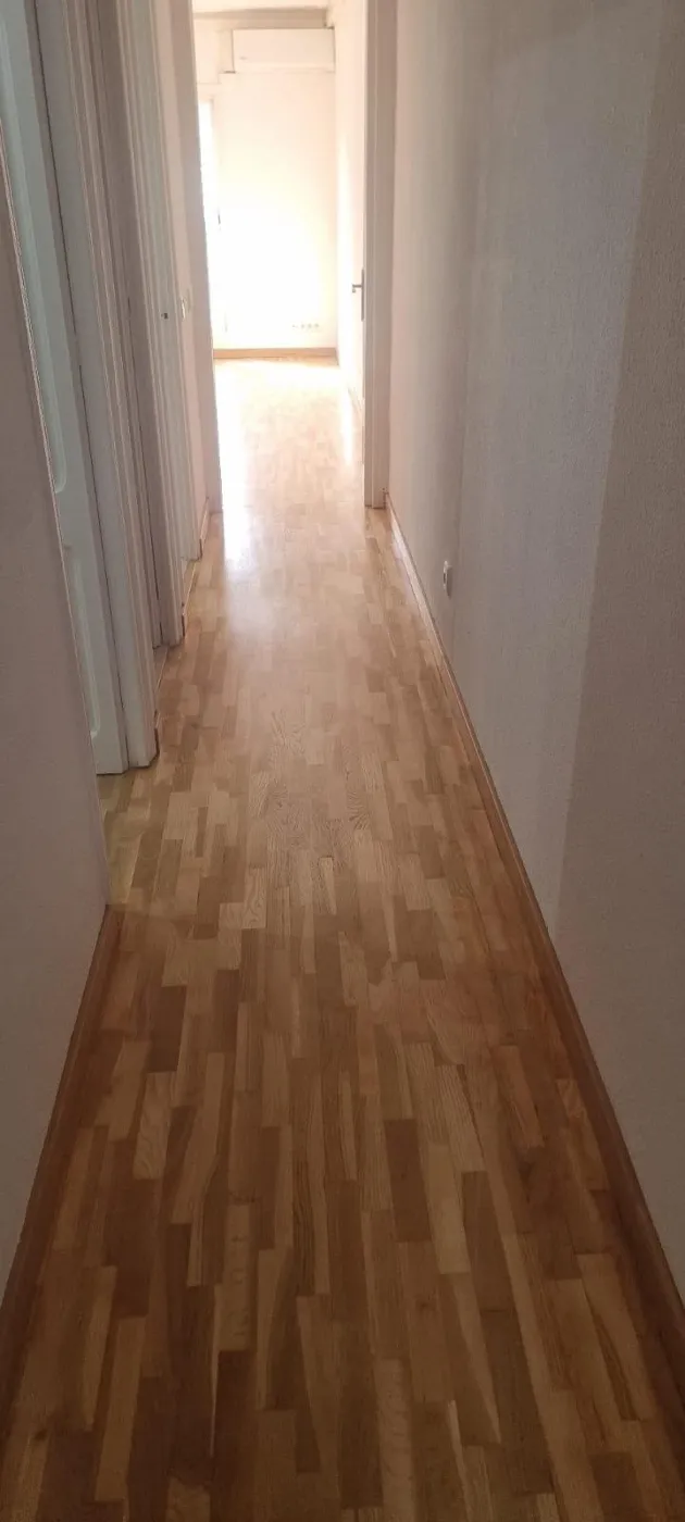 Pasillo con parquet nuevo y paredes recién pintadas